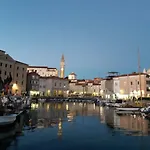 Punta Nana Mira